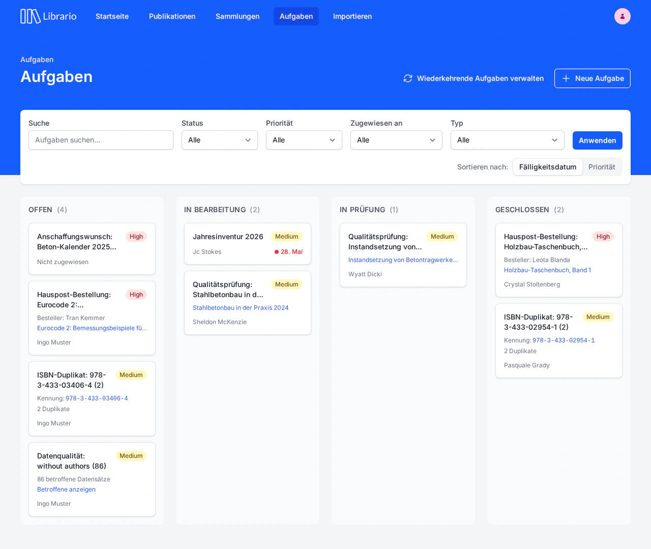 Librario Aufgaben-Board: Kanban-Ansicht mit Spalten Offen, In Bearbeitung, In Prüfung und Erledigt. Karten zeigen Anschaffungswünsche und Dubletten-Hinweise.